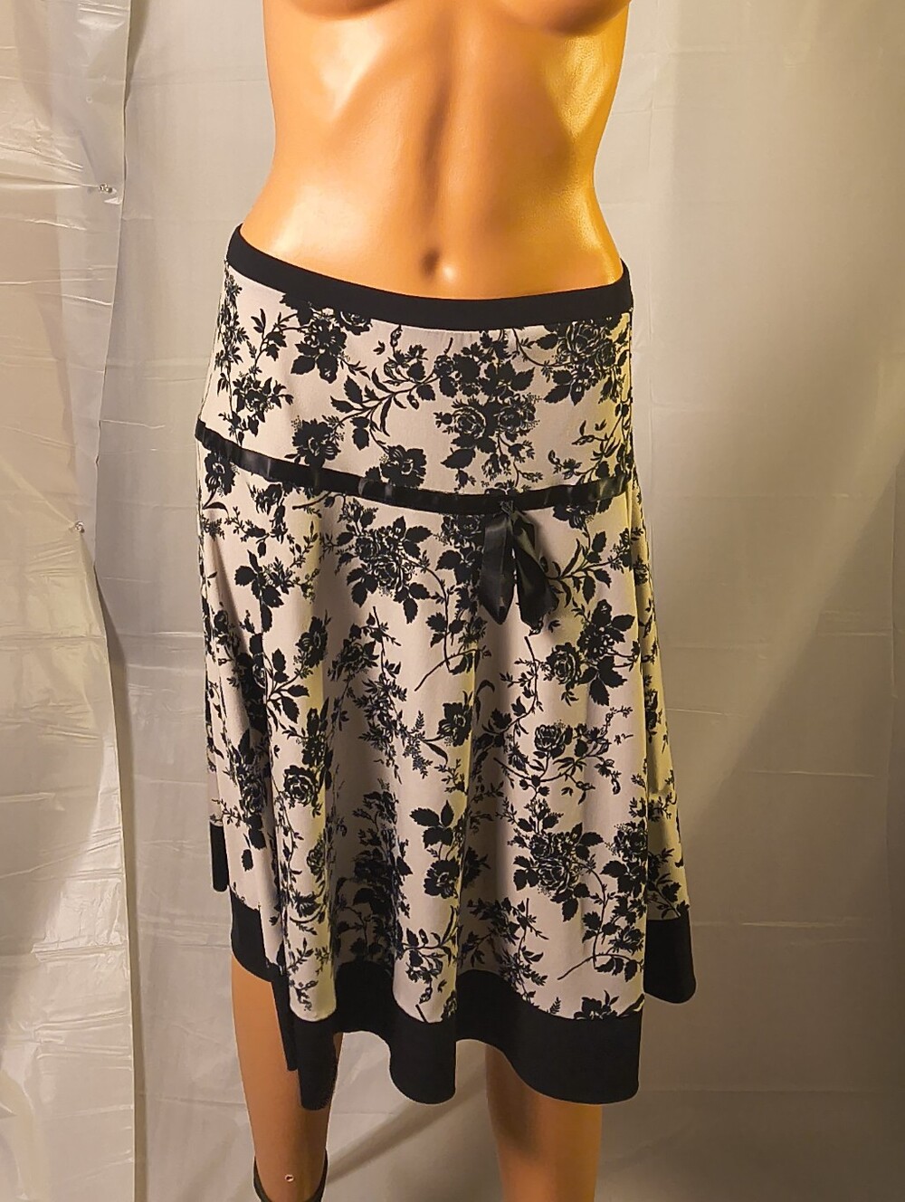 Body Central Black White Floral A-Line Skirt Size L Satin Bow Y2K